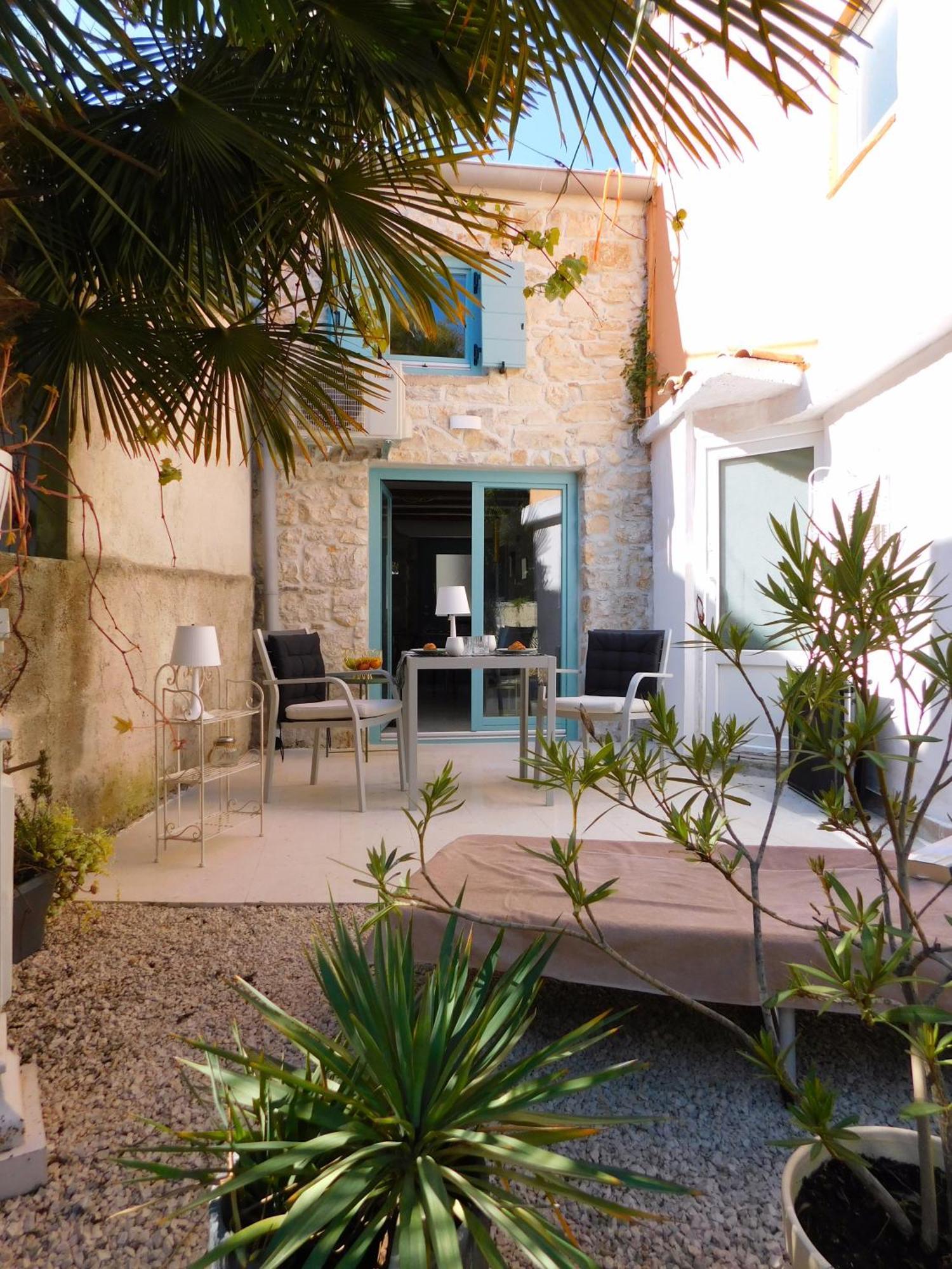 Bezauberndes Steinhaus Mit Garten In Der Altstadt Von Rovinj Dış mekan fotoğraf