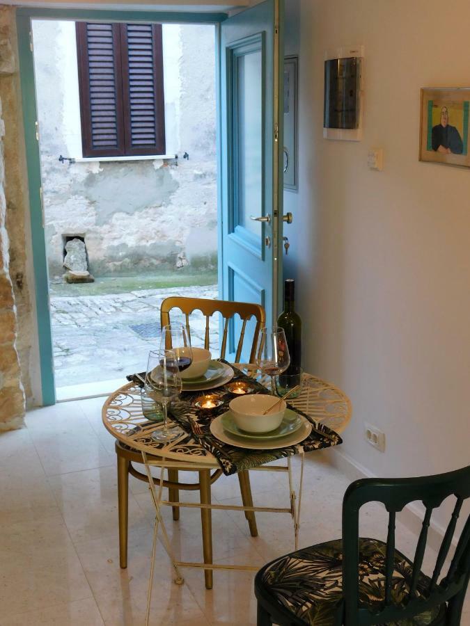 Bezauberndes Steinhaus Mit Garten In Der Altstadt Von Rovinj Dış mekan fotoğraf